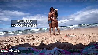 Kriss Hotwife De Miniature Biquini Se Exibindo Na Praia Publica Com Seu Corno Manso Do Lado